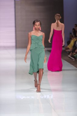 Manken Angel Sanchez moda Show Resort 2018 koleksiyonda Miami moda hafta 2017 Miami'de Buz Sarayı'nda 4 Haziran 2017 üzerinde sırasında pist yürür