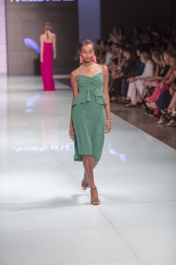 Manken Angel Sanchez moda Show Resort 2018 koleksiyonda Miami moda hafta 2017 Miami'de Buz Sarayı'nda 4 Haziran 2017 üzerinde sırasında pist yürür