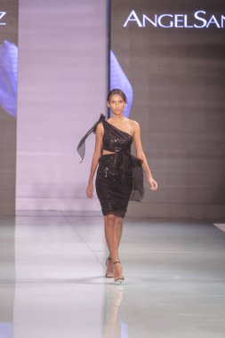 Manken Angel Sanchez moda Show Resort 2018 koleksiyonda Miami moda hafta 2017 Miami'de Buz Sarayı'nda 4 Haziran 2017 üzerinde sırasında pist yürür