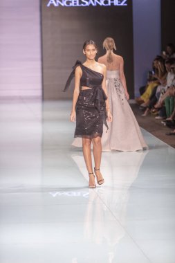 Manken Angel Sanchez moda Show Resort 2018 koleksiyonda Miami moda hafta 2017 Miami'de Buz Sarayı'nda 4 Haziran 2017 üzerinde sırasında pist yürür