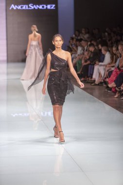 Manken Angel Sanchez moda Show Resort 2018 koleksiyonda Miami moda hafta 2017 Miami'de Buz Sarayı'nda 4 Haziran 2017 üzerinde sırasında pist yürür