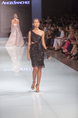 Manken Angel Sanchez moda Show Resort 2018 koleksiyonda Miami moda hafta 2017 Miami'de Buz Sarayı'nda 4 Haziran 2017 üzerinde sırasında pist yürür