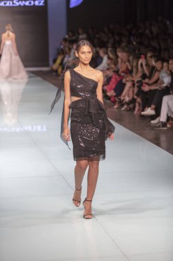 Manken Angel Sanchez moda Show Resort 2018 koleksiyonda Miami moda hafta 2017 Miami'de Buz Sarayı'nda 4 Haziran 2017 üzerinde sırasında pist yürür
