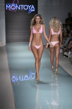 Funkshion yüzmek 2017 yılında Miami Beach üzerinde 23 Temmuz 2017 sırasında pist tasarımcısı Liliana Montoya yaz 2017 defile için bir model yürür