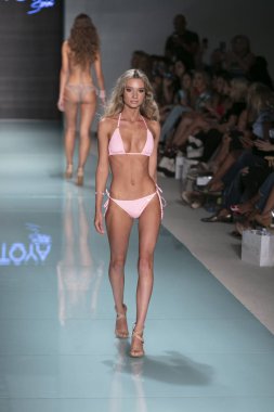 Funkshion yüzmek 2017 yılında Miami Beach üzerinde 23 Temmuz 2017 sırasında pist tasarımcısı Liliana Montoya yaz 2017 defile için bir model yürür
