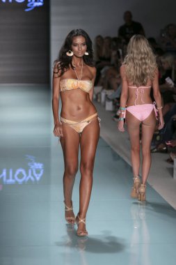 Funkshion yüzmek 2017 yılında Miami Beach üzerinde 23 Temmuz 2017 sırasında pist tasarımcısı Liliana Montoya yaz 2017 defile için bir model yürür