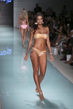 Funkshion yüzmek 2017 yılında Miami Beach üzerinde 23 Temmuz 2017 sırasında pist tasarımcısı Liliana Montoya yaz 2017 defile için bir model yürür