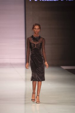 Manken Angel Sanchez moda Show Resort 2018 koleksiyonda Miami moda hafta 2017 Miami'de Buz Sarayı'nda 4 Haziran 2017 üzerinde sırasında pist yürür