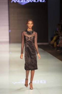 Manken Angel Sanchez moda Show Resort 2018 koleksiyonda Miami moda hafta 2017 Miami'de Buz Sarayı'nda 4 Haziran 2017 üzerinde sırasında pist yürür