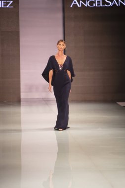 Manken Angel Sanchez moda Show Resort 2018 koleksiyonda Miami moda hafta 2017 Miami'de Buz Sarayı'nda 4 Haziran 2017 üzerinde sırasında pist yürür