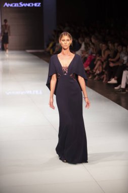 Manken Angel Sanchez moda Show Resort 2018 koleksiyonda Miami moda hafta 2017 Miami'de Buz Sarayı'nda 4 Haziran 2017 üzerinde sırasında pist yürür