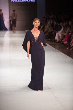 Manken Angel Sanchez moda Show Resort 2018 koleksiyonda Miami moda hafta 2017 Miami'de Buz Sarayı'nda 4 Haziran 2017 üzerinde sırasında pist yürür