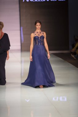 Manken Angel Sanchez moda Show Resort 2018 koleksiyonda Miami moda hafta 2017 Miami'de Buz Sarayı'nda 4 Haziran 2017 üzerinde sırasında pist yürür