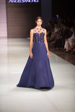 Manken Angel Sanchez moda Show Resort 2018 koleksiyonda Miami moda hafta 2017 Miami'de Buz Sarayı'nda 4 Haziran 2017 üzerinde sırasında pist yürür