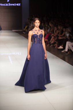 Manken Angel Sanchez moda Show Resort 2018 koleksiyonda Miami moda hafta 2017 Miami'de Buz Sarayı'nda 4 Haziran 2017 üzerinde sırasında pist yürür