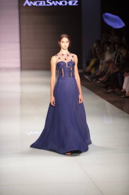 Manken Angel Sanchez moda Show Resort 2018 koleksiyonda Miami moda hafta 2017 Miami'de Buz Sarayı'nda 4 Haziran 2017 üzerinde sırasında pist yürür