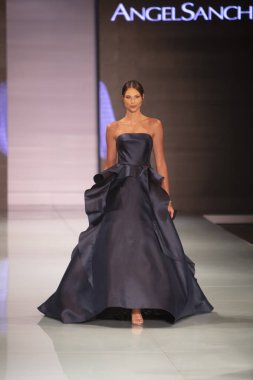 Manken Angel Sanchez moda Show Resort 2018 koleksiyonda Miami moda hafta 2017 Miami'de Buz Sarayı'nda 4 Haziran 2017 üzerinde sırasında pist yürür