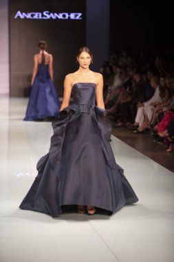 Manken Angel Sanchez moda Show Resort 2018 koleksiyonda Miami moda hafta 2017 Miami'de Buz Sarayı'nda 4 Haziran 2017 üzerinde sırasında pist yürür