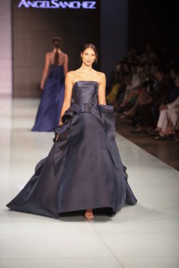 Manken Angel Sanchez moda Show Resort 2018 koleksiyonda Miami moda hafta 2017 Miami'de Buz Sarayı'nda 4 Haziran 2017 üzerinde sırasında pist yürür