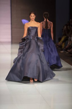 Manken Angel Sanchez moda Show Resort 2018 koleksiyonda Miami moda hafta 2017 Miami'de Buz Sarayı'nda 4 Haziran 2017 üzerinde sırasında pist yürür