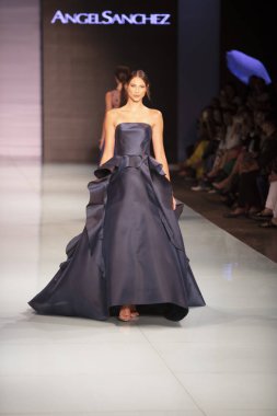 Manken Angel Sanchez moda Show Resort 2018 koleksiyonda Miami moda hafta 2017 Miami'de Buz Sarayı'nda 4 Haziran 2017 üzerinde sırasında pist yürür
