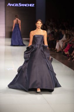 Manken Angel Sanchez moda Show Resort 2018 koleksiyonda Miami moda hafta 2017 Miami'de Buz Sarayı'nda 4 Haziran 2017 üzerinde sırasında pist yürür