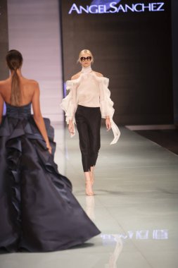 Manken Angel Sanchez moda Show Resort 2018 koleksiyonda Miami moda hafta 2017 Miami'de Buz Sarayı'nda 4 Haziran 2017 üzerinde sırasında pist yürür