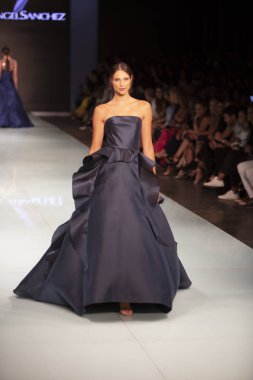 Manken Angel Sanchez moda Show Resort 2018 koleksiyonda Miami moda hafta 2017 Miami'de Buz Sarayı'nda 4 Haziran 2017 üzerinde sırasında pist yürür