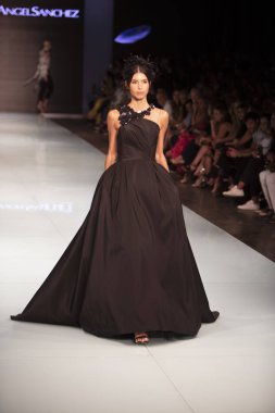 Manken Angel Sanchez moda Show Resort 2018 koleksiyonda Miami moda hafta 2017 Miami'de Buz Sarayı'nda 4 Haziran 2017 üzerinde sırasında pist yürür