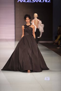 Manken Angel Sanchez moda Show Resort 2018 koleksiyonda Miami moda hafta 2017 Miami'de Buz Sarayı'nda 4 Haziran 2017 üzerinde sırasında pist yürür