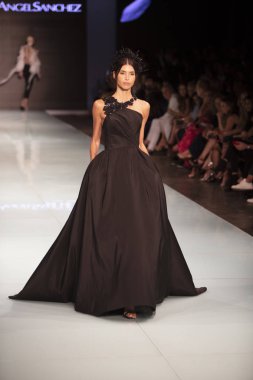 Manken Angel Sanchez moda Show Resort 2018 koleksiyonda Miami moda hafta 2017 Miami'de Buz Sarayı'nda 4 Haziran 2017 üzerinde sırasında pist yürür