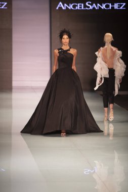 Manken Angel Sanchez moda Show Resort 2018 koleksiyonda Miami moda hafta 2017 Miami'de Buz Sarayı'nda 4 Haziran 2017 üzerinde sırasında pist yürür
