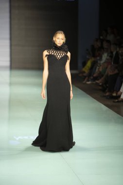 Manken Angel Sanchez moda Show Resort 2018 koleksiyonda Miami moda hafta 2017 Miami'de Buz Sarayı'nda 4 Haziran 2017 üzerinde sırasında pist yürür