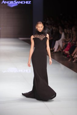Manken Angel Sanchez moda Show Resort 2018 koleksiyonda Miami moda hafta 2017 Miami'de Buz Sarayı'nda 4 Haziran 2017 üzerinde sırasında pist yürür