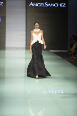 Manken Angel Sanchez moda Show Resort 2018 koleksiyonda Miami moda hafta 2017 Miami'de Buz Sarayı'nda 4 Haziran 2017 üzerinde sırasında pist yürür