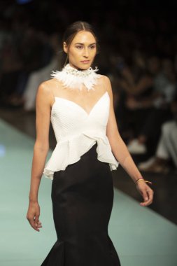 Manken Angel Sanchez moda Show Resort 2018 koleksiyonda Miami moda hafta 2017 Miami'de Buz Sarayı'nda 4 Haziran 2017 üzerinde sırasında pist yürür