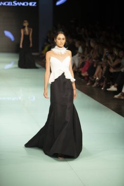 Manken Angel Sanchez moda Show Resort 2018 koleksiyonda Miami moda hafta 2017 Miami'de Buz Sarayı'nda 4 Haziran 2017 üzerinde sırasında pist yürür