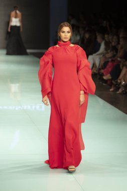 Manken Angel Sanchez moda Show Resort 2018 koleksiyonda Miami moda hafta 2017 Miami'de Buz Sarayı'nda 4 Haziran 2017 üzerinde sırasında pist yürür