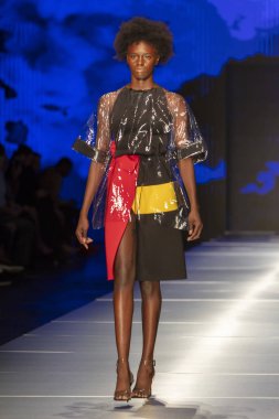 Manken Miami Moda Enstitüsü moda Show Resort 2019 koleksiyonda Miami moda hafta 2017 Miami'de Buz Sarayı'nda 31 Mayıs 2018 üzerinde sırasında pist yürür