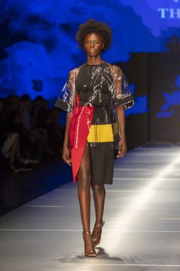 Manken Miami Moda Enstitüsü moda Show Resort 2019 koleksiyonda Miami moda hafta 2017 Miami'de Buz Sarayı'nda 31 Mayıs 2018 üzerinde sırasında pist yürür