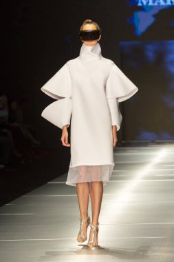 Manken Miami Moda Enstitüsü moda Show Resort 2019 koleksiyonda Miami moda hafta 2017 Miami'de Buz Sarayı'nda 31 Mayıs 2018 üzerinde sırasında pist yürür