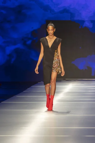 Model Walks Runway Miami Fashion Institute Fashion Show Resort 2019 — Stock Photo, Image