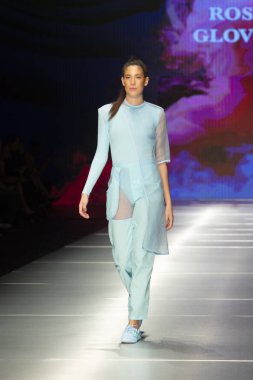 Manken Miami Moda Enstitüsü göstermek Resort 2018 koleksiyonda Miami moda hafta 2017 Miami'de Buz Sarayı'nda 31 Mayıs 2018 üzerinde sırasında pist yürür
