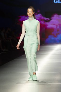 Manken Miami Moda Enstitüsü göstermek Resort 2018 koleksiyonda Miami moda hafta 2017 Miami'de Buz Sarayı'nda 31 Mayıs 2018 üzerinde sırasında pist yürür