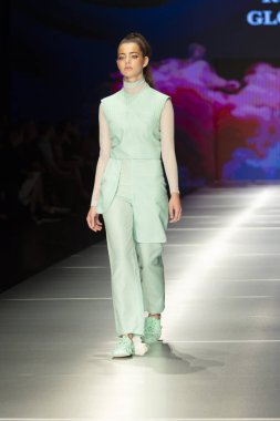Manken Miami Moda Enstitüsü göstermek Resort 2018 koleksiyonda Miami moda hafta 2017 Miami'de Buz Sarayı'nda 31 Mayıs 2018 üzerinde sırasında pist yürür