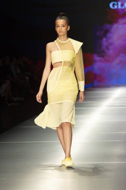 Manken Miami Moda Enstitüsü göstermek Resort 2018 koleksiyonda Miami moda hafta 2017 Miami'de Buz Sarayı'nda 31 Mayıs 2018 üzerinde sırasında pist yürür