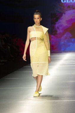 Manken Miami Moda Enstitüsü göstermek Resort 2018 koleksiyonda Miami moda hafta 2017 Miami'de Buz Sarayı'nda 31 Mayıs 2018 üzerinde sırasında pist yürür