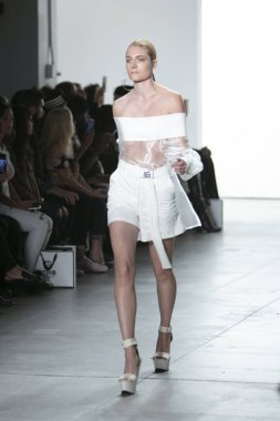 Bir modeli pist Nyfw bahar yaz 2018 sırasında Türk Tasarımcısı Hakan Akkaya ışıklık Studios Washington Square New York için 11 Eylül 2017 üzerinde yürüyor