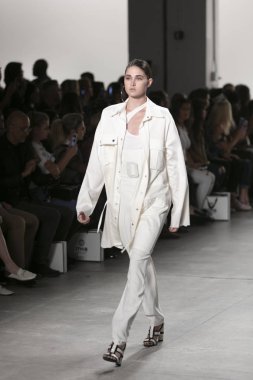 Bir modeli pist Nyfw bahar yaz 2018 sırasında Türk Tasarımcısı Hakan Akkaya ışıklık Studios Washington Square New York için 11 Eylül 2017 üzerinde yürüyor