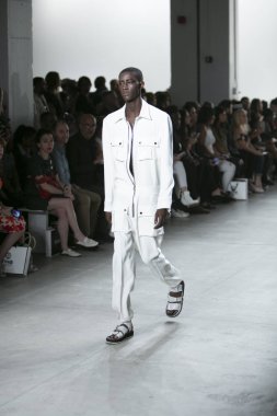Bir modeli pist Nyfw bahar yaz 2018 sırasında Türk Tasarımcısı Hakan Akkaya ışıklık Studios Washington Square New York için 11 Eylül 2017 üzerinde yürüyor